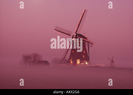 Moulin dans la neige en Aarlanderveen, aux Pays-Bas. Cette usine fait partie d'une bande des quatre moulins à vent. Le seul groupe de quatre-gang Banque D'Images