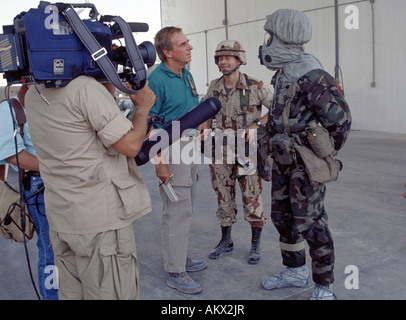 Un journaliste de CNN interviews des membres de la 82e Air Bourne pendant les premiers jours de la déploiement de troupes Banque D'Images