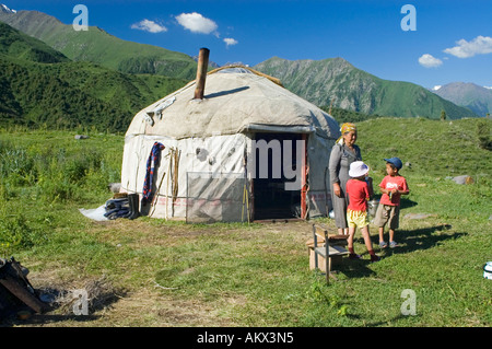 Yourt traditionnelle dans les montagnes du Tian Shan, Kirghizistan Banque D'Images