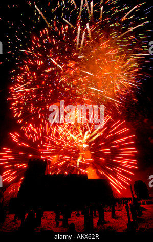 Feux d'artifice illuminent le ciel est plus Hoathly sur near Lewes Bonfire Night. Photo par Jim Holden. Banque D'Images