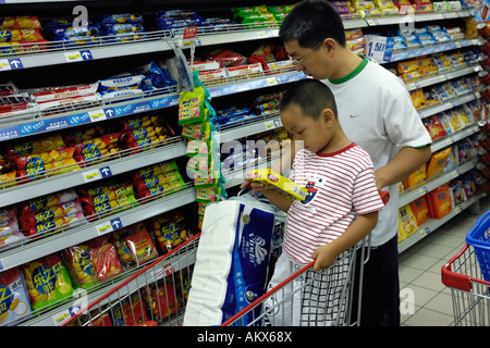 Les consommateurs chinois acheter des biscuits dans un supermarché Carrefour à Beijing Chine 22 juil 2006 Banque D'Images