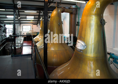 Les alambics de la distillerie Bowmore, Isle of Islay, en Écosse. Banque D'Images