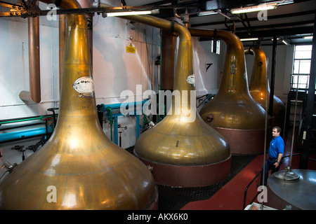 Les alambics de la distillerie Bowmore, Isle of Islay, en Écosse. Banque D'Images