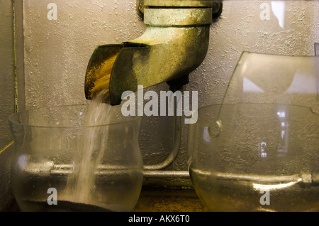 Le nouveau Whisky va de la toujours dans l'esprit d''un coffre-fort. Ardbeg, Isle of Islay, en Écosse. Banque D'Images