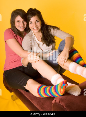 Deux adolescentes (15-17) Wearing Colorful Chaussettes dépareillées, Smiling USA Banque D'Images
