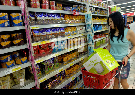 Cadbury colombe et le conte les chocolats sont en vente dans un supermarché Carrefour à Beijing Chine 23 juil 2006 Banque D'Images