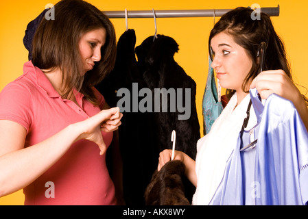 Portrait de deux adolescentes (15-17) Le choix des vêtements à porter, Se préparer aux Etats-Unis Banque D'Images