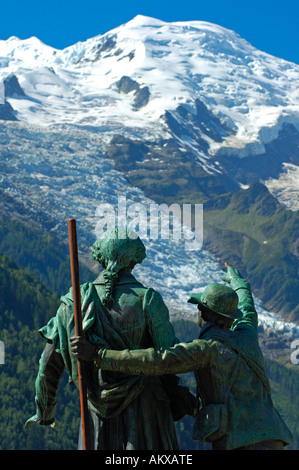 Balmat et Saussure monument, glacier des Bossons et le Dôme du Goûter, Chamonix, France Banque D'Images