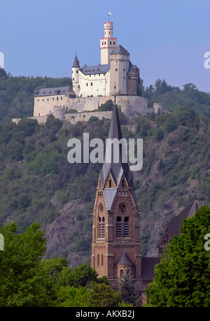 Le château de Marksburg, un au-dessus de la ville de Kobern-gondorf avec l'église St.Lambertus au Mans dans l'avant-plan, au Rhin, Rhénanie- Banque D'Images
