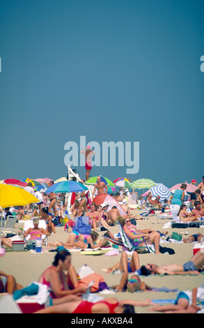 Un sauveteur sur un stand donnant sur la foule à la plage Cape Cod National Sea Shore Massachusetts Banque D'Images