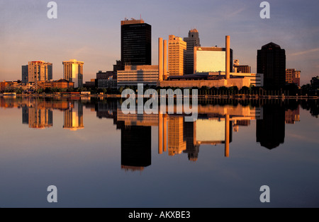 Toits de Toledo en Ohio au lever du soleil de la rivière Maumee Banque D'Images