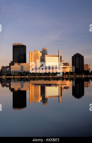 Toits de Toledo en Ohio au lever du soleil de la rivière Maumee Banque D'Images