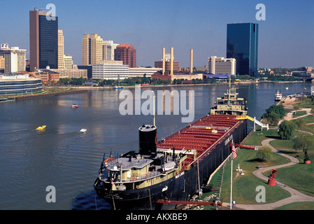 Toits de Toledo Maumee Ohio River SS Willis B Boyer ancien navire des Grands Lacs maintenant un musée Banque D'Images