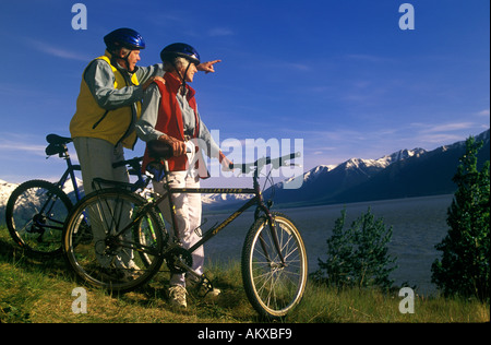Couple avec des vélos de montagne en profitant de la vue MR Banque D'Images