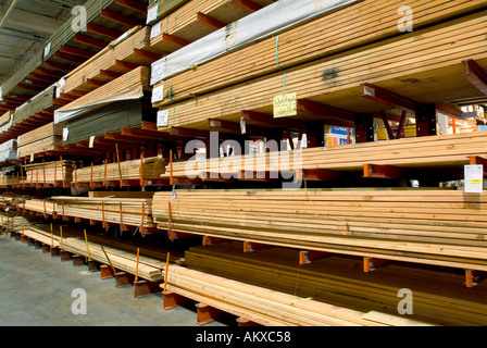 Les Racks de bois d'au magasin de bricolage Banque D'Images