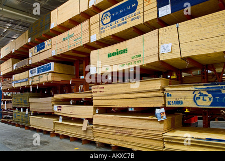 Les Racks de bois d'au magasin de bricolage Banque D'Images