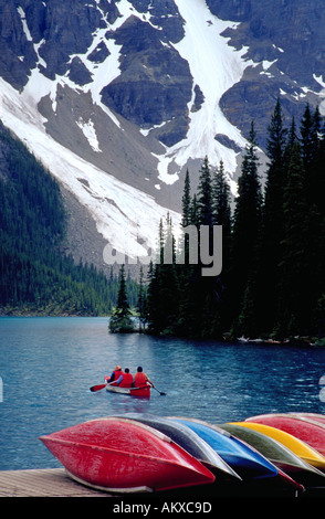 Canoës colorés échoué sur la rive du lac Moraine, parc national Banff Canada Banque D'Images