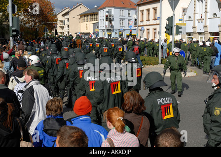 Les unités anti émeutes assurer une démonstration - Baden Württemberg, Allemagne, Europe. Banque D'Images