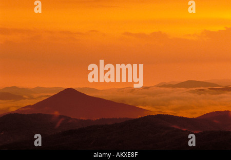Coucher du soleil à Blue Ridge Mountains se reflète dans l'orange et jaune d'or de l'éclat du paysage montagnes nuages coucher de soleil Banque D'Images