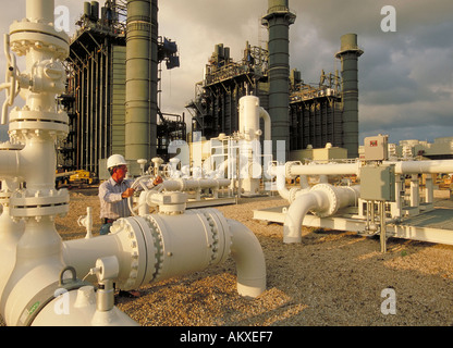 En ouvrant la soupape de superviseur du pipeline de gaz naturel dans les centrales de cogénération Banque D'Images