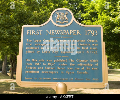 Un panneau d'information donnant l'histoire de la le premier journal de l'Ontario de 1793, Niagara sur le lac Ontario Canada Banque D'Images