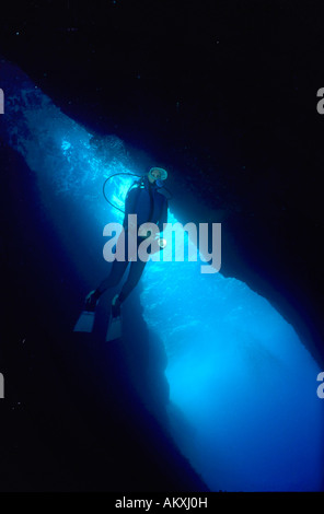 Diver est la natation dans une grande caverne, Mer Méditerranée. Banque D'Images