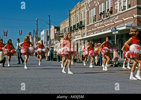 Cheerleaders at le Comal Comté défilé équitable New Braunfels Texas USA 1968 Banque D'Images