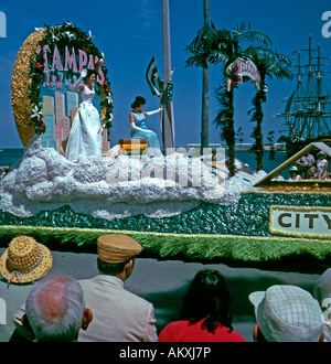 Défilé flottant pour Tampa City au Festival of States St Petersburg Florida USA 1966. Libellé sur la bannière au dos du flotteur : nouvelle image de Tampa. Banque D'Images