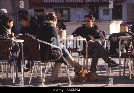 Venise, Italie. Un jeune couple italien profitant du soleil d'hiver à l'extérieur le café Rosso sur Campo Santa Margherita à Dorsoduro. Banque D'Images