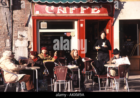 Venise, Italie. Profitant du soleil d'hiver à l'extérieur le café Rosso sur Campo Santa Margherita à Dorsoduro. Banque D'Images