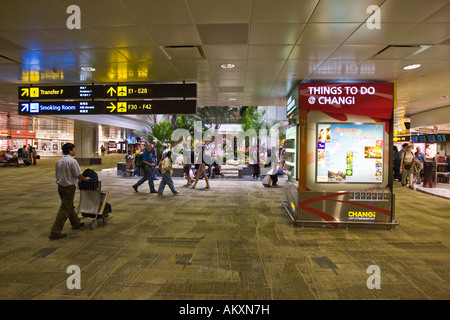 L'aéroport de Changi avec les boutiques hors taxes à Singapour, l'Indonésie. Banque D'Images