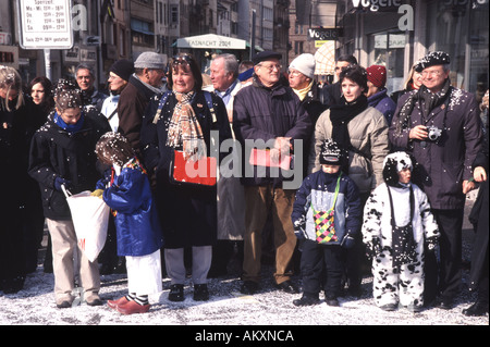 Carnaval de Bâle sur les spectateurs dans le grand-Bâle Barfusserplatz Banque D'Images
