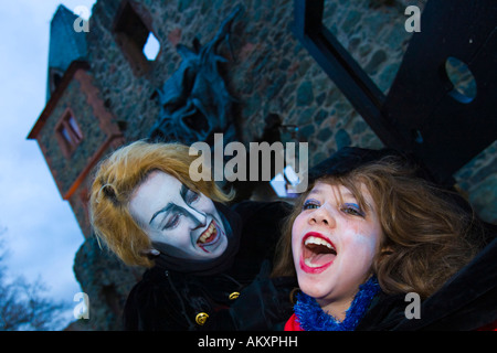 Spectacle Halloween traditionnelle dans le château de Frankenstein. Un vampire une fille fait peur, Château de Frankenstein, Hessen, Allemagne Banque D'Images