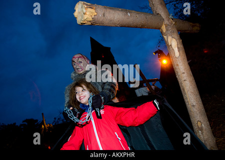 Spectacle Halloween traditionnelle dans le château de Frankenstein. Un monstre, une fille fait peur château Frankenstein, Hessen, Allemagne Banque D'Images