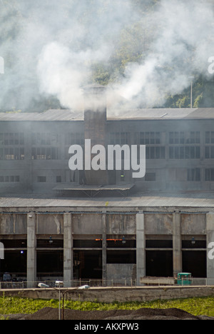 Pompage de l'usine de silicium de la pollution dans l'atmosphère Jajce Bosnie Herzégovine Banque D'Images