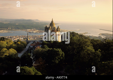 La structure en dôme de la neo style byzantin Basilique de Santa Lucia debout sur une colline couverte d'arbres qui offre une vue sur Banque D'Images