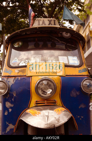 Pousse-pousse motorisé tuk tuk sur street low angle view Banque D'Images