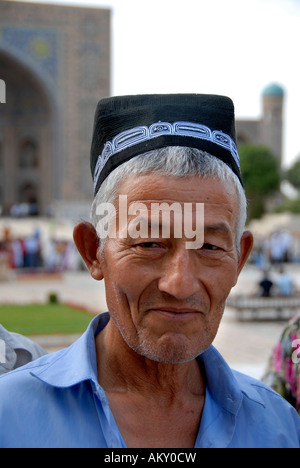 L'ouzbek homme habillé en tissu traditionnel du Registan, tubiteka Madrasah Tilla-Kari Samarkand Ouzbékistan Banque D'Images