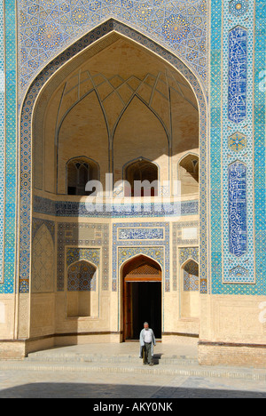 Musulman dans l'entrée (iwan) Mosquée de Boukhara Ouzbékistan Kalon Banque D'Images