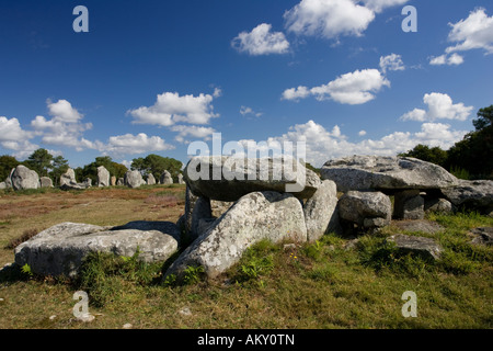 Dolmen de Kermario tombeau préhistorique près de pierres ou des mégalithes Carnac France Banque D'Images