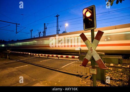 Croix de Saint-André avec porte fermée et de train qui passe, Hesse, Allemagne Banque D'Images