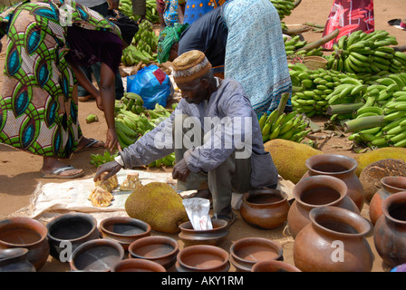 Homme de la région vend jaque banane et sur le marché de la poterie en Tanzanie Banque D'Images