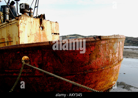 Un bateau abandonné dans le port de Clifden Connemara Co Banque D'Images