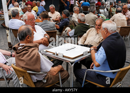 Les joueurs de Domino, Catalina Park, Parque Santa Catalina, Las Palmas de Gran Canaria, Espagne Banque D'Images