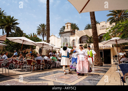 Des danseurs en costume traditionnel, Pueblo Canario, Doramas Park, Las Palmas de Gran Canaria, Espagne Banque D'Images