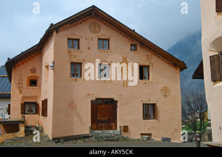 Façade d'une maison typique de l''Engadine décoré avec des ornements sgraffite, Guarda, Engadine, Suisse Banque D'Images