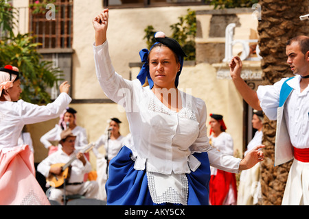 Des danseurs en costume traditionnel, Pueblo Canario, Doramas Park, Las Palmas de Gran Canaria, Espagne Banque D'Images