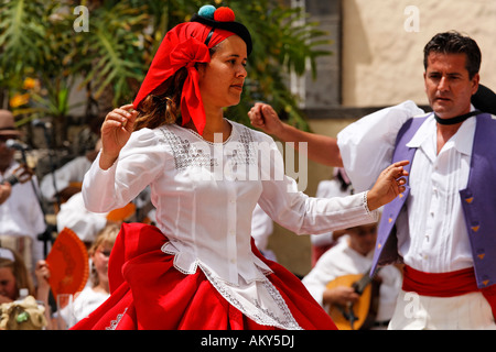 Des danseurs en costume traditionnel, Pueblo Canario, Doramas Park, Las Palmas de Gran Canaria, Espagne Banque D'Images