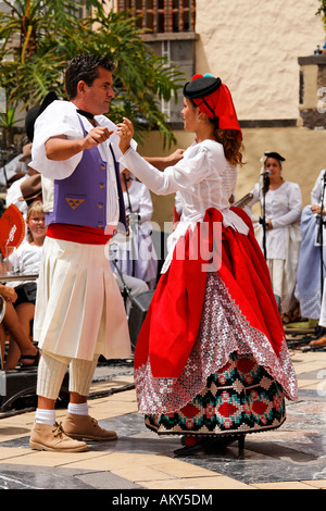 Des danseurs en costume traditionnel, Pueblo Canario, Doramas Park, Las Palmas de Gran Canaria, Espagne Banque D'Images