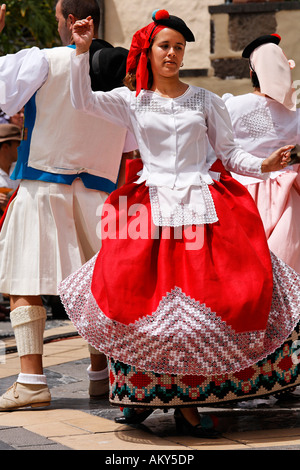 Des danseurs en costume traditionnel, Pueblo Canario, Doramas Park, Las Palmas de Gran Canaria, Espagne Banque D'Images